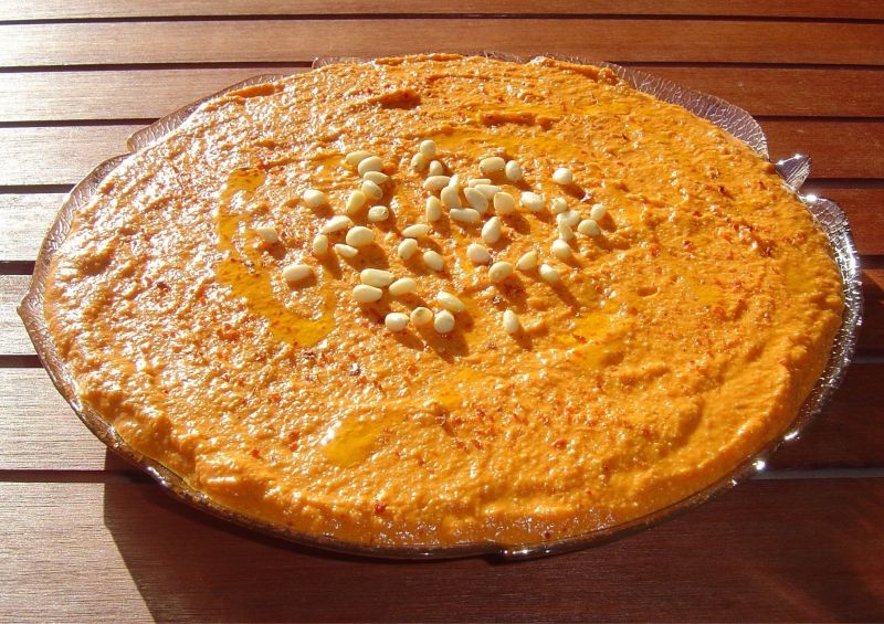 Hummus z pieczonej papryki, marchewki i fety