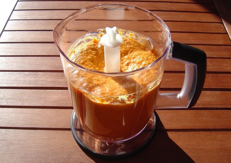 Hummus z pieczonej papryki, marchewki i fety