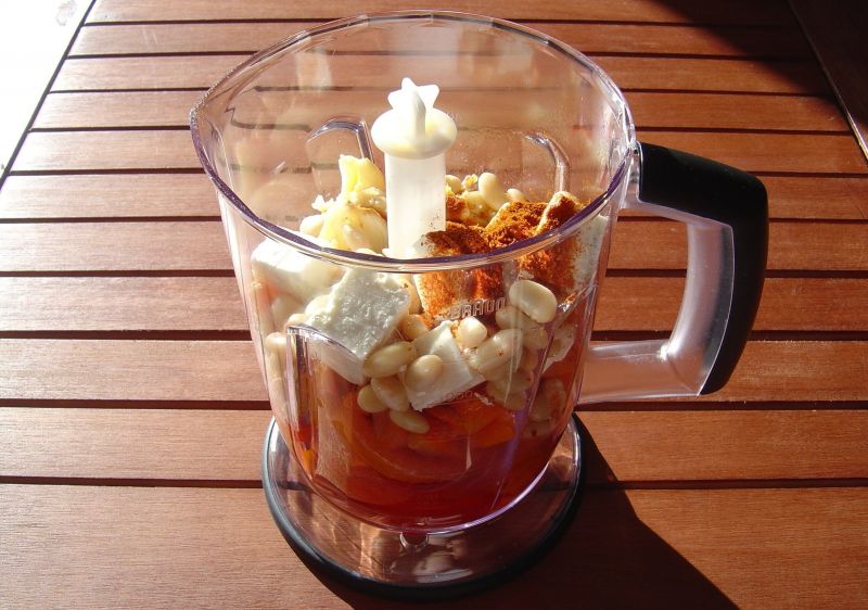 Hummus z pieczonej papryki, marchewki i fety