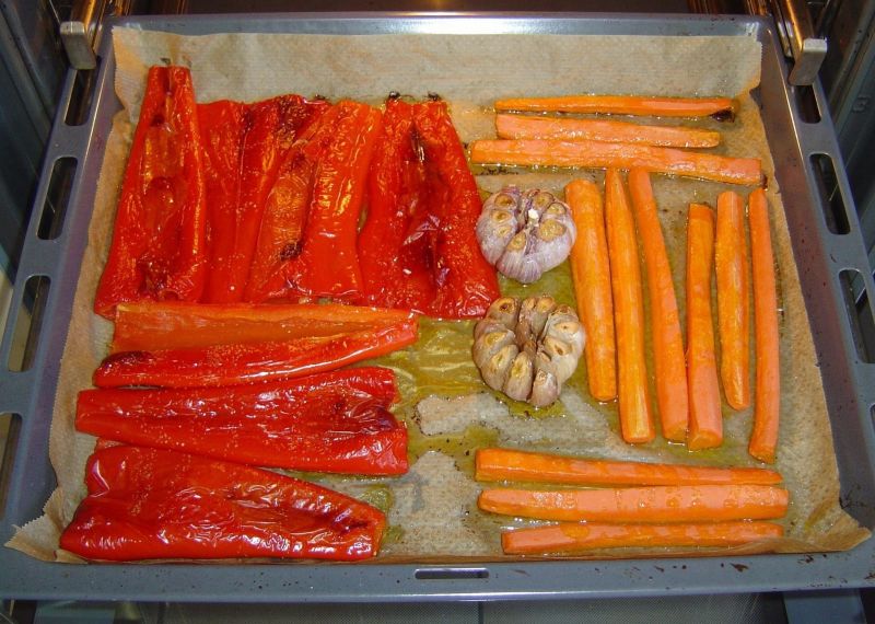 Hummus z pieczonej papryki, marchewki i fety