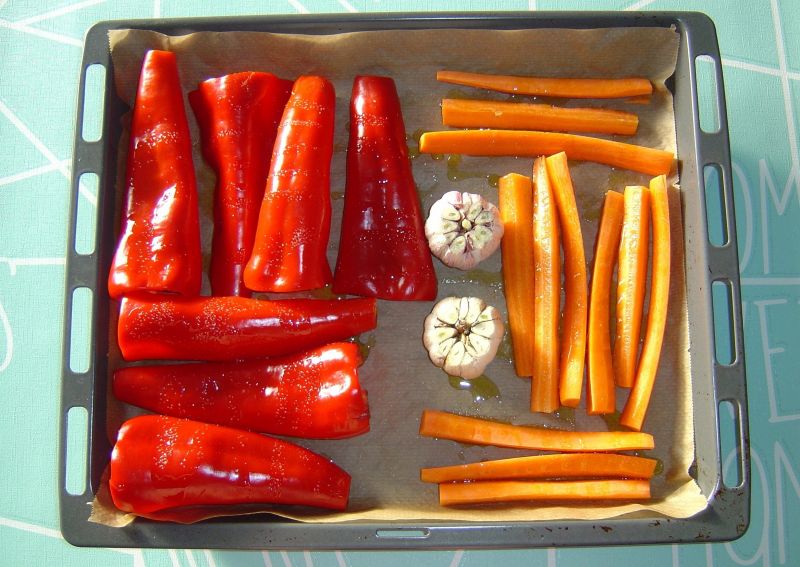 Hummus z pieczonej papryki, marchewki i fety