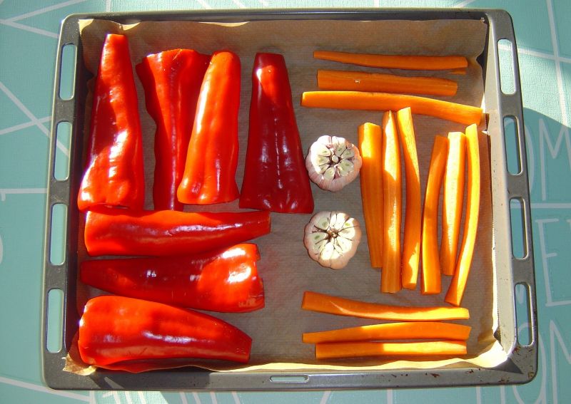 Hummus z pieczonej papryki, marchewki i fety