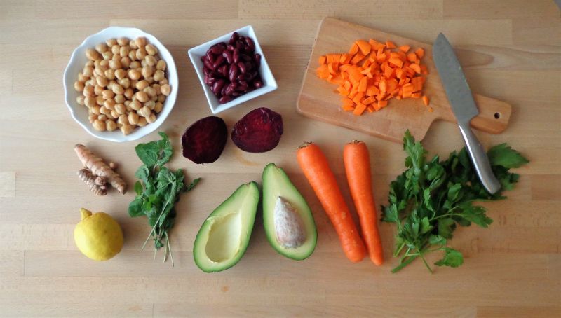 Hummus z warzywami w wersji kolorowej