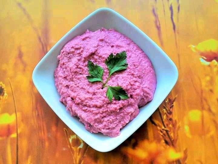 Humus z cieciorki z kiszonymi buraczkami