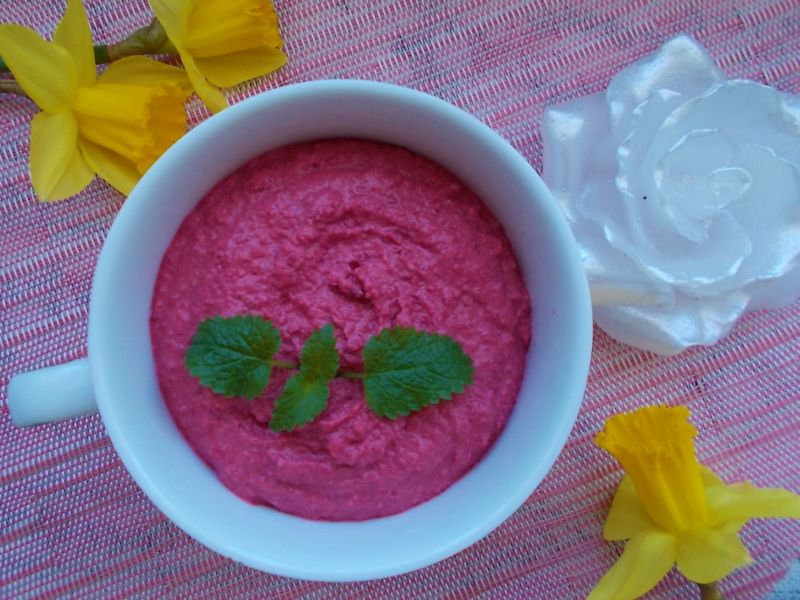 Humus z pieczonym buraczkiem