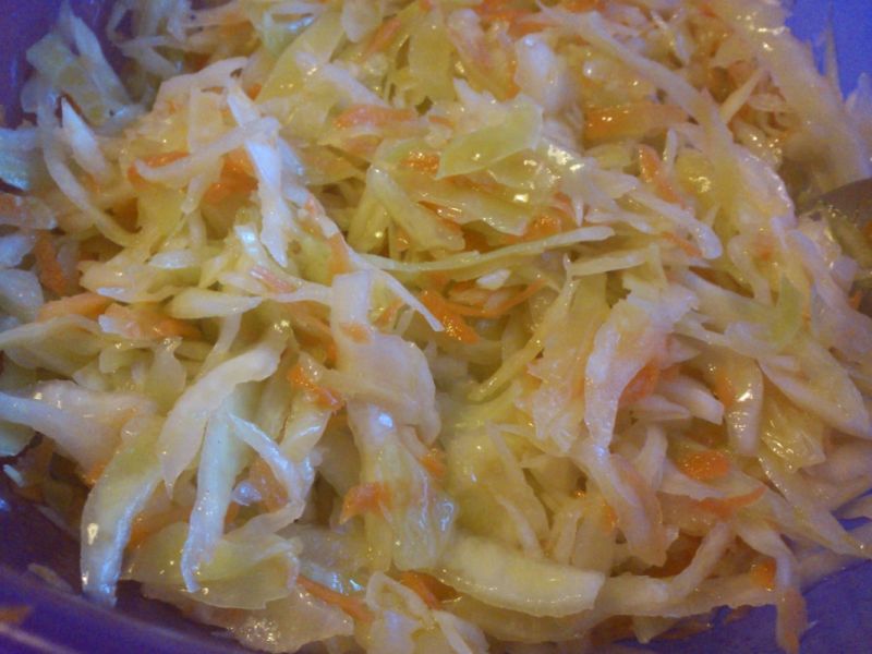 Imbirowa surówka z białej kapusty. Imbirowa surówka z białej kapusty.