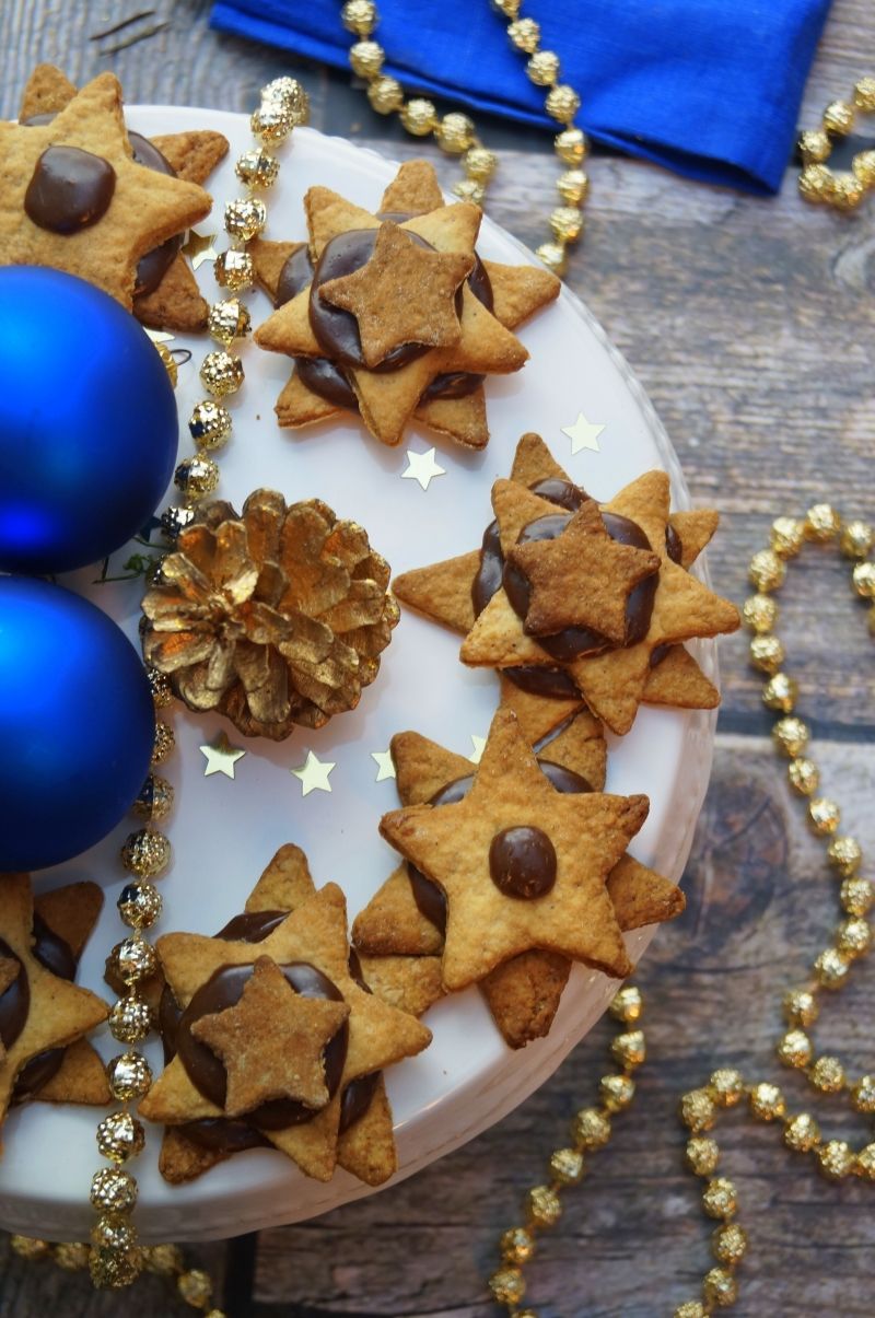 Imbirowe gwiazdki z kremem czekoladowym