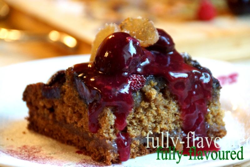 Imbirowo-migdałowe ciasto z czereśniami i poziomka