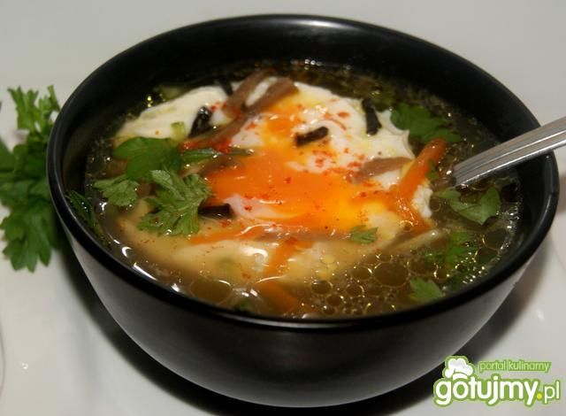 Imbirowy rosół z jajkiem w koszulce