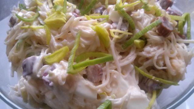 Imprezowa sałatka z selera konserwowego i kabanosa