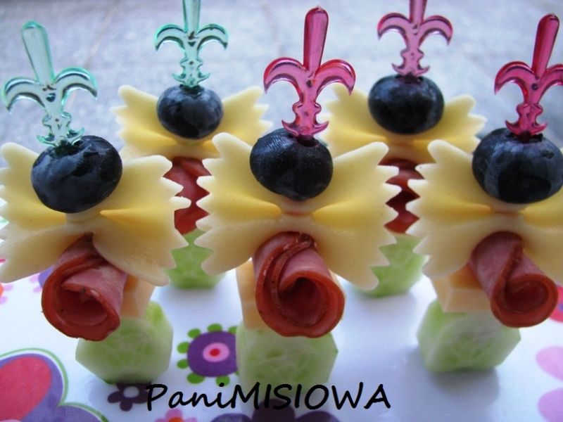 Imprezowe koreczki z makaronowymi muszkami