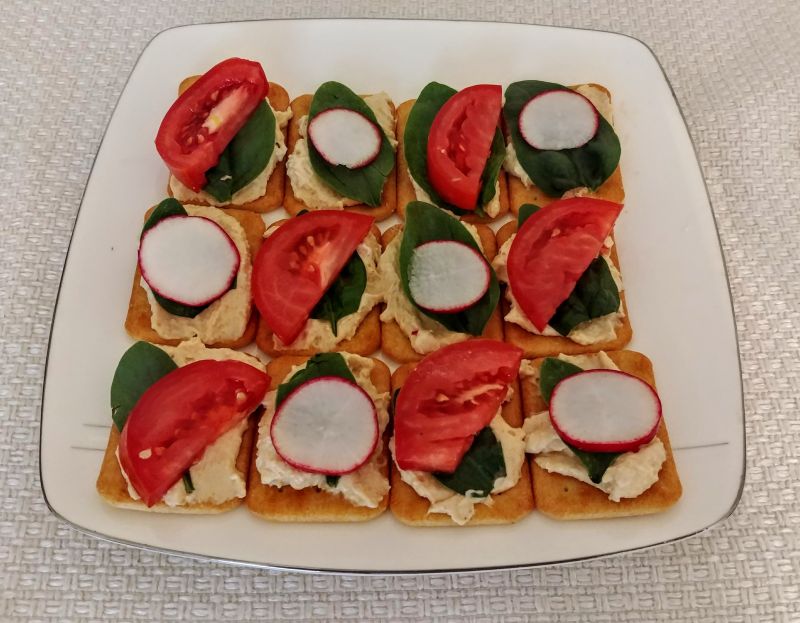 Imprezowe krakersy z hummusem i warzywami
