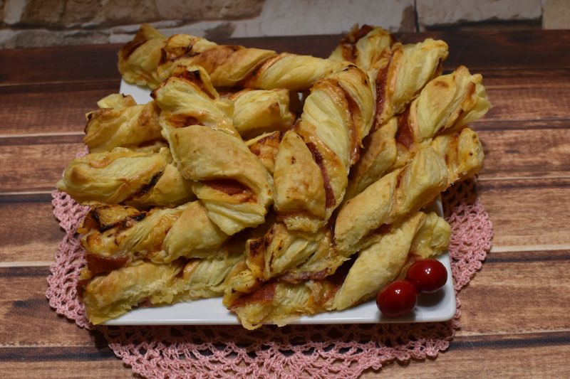 Imprezowe paluchy z ciasta francuskiego Imprezowe paluchy z ciasta francuskiego