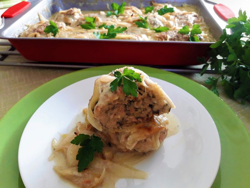 Indycze frykadelki z jarmużem w cebulowym sosie