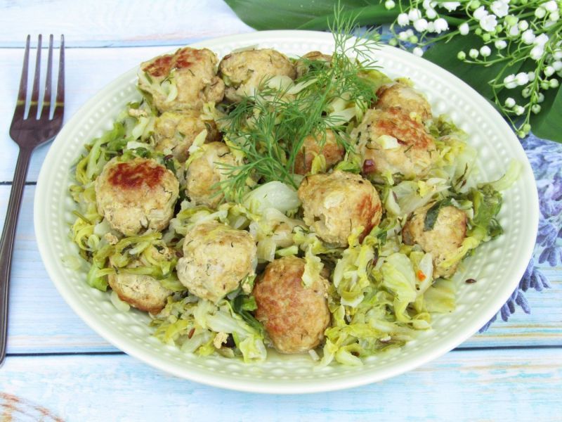 Indycze klopsiki duszone w młodej kapuście 