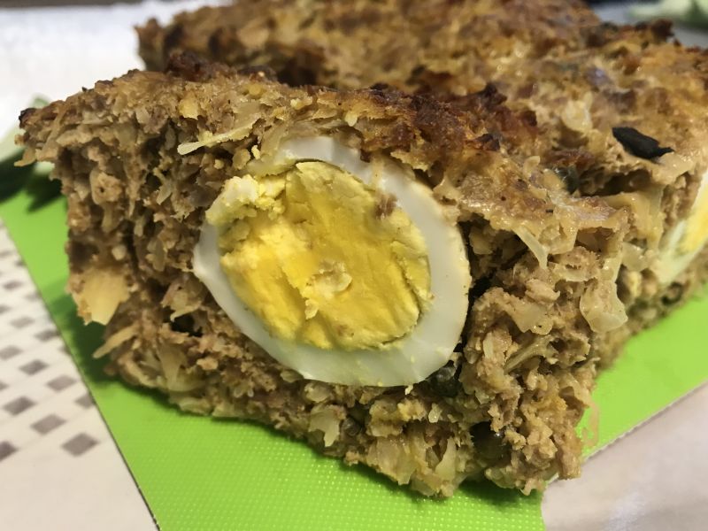 Indyczy klops z jajkiem i kiszoną kapustą