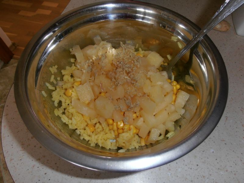 Indyjska sałatka z ryżem imbirem i ananasem