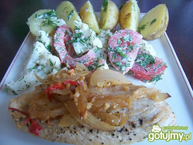 Indyk duszony z cebulą i chili Indyk duszony z cebulą i chili