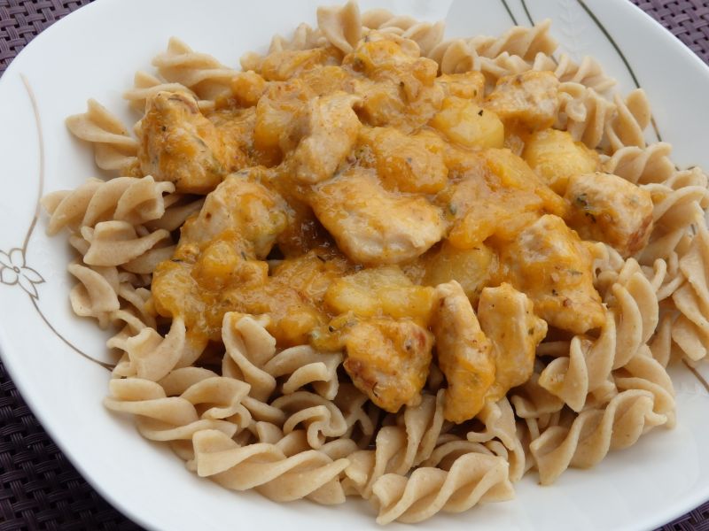 Indyk duszony z gruszką w sosie dyniowym z serem p Indyk duszony z gruszką w sosie dyniowym z serem p