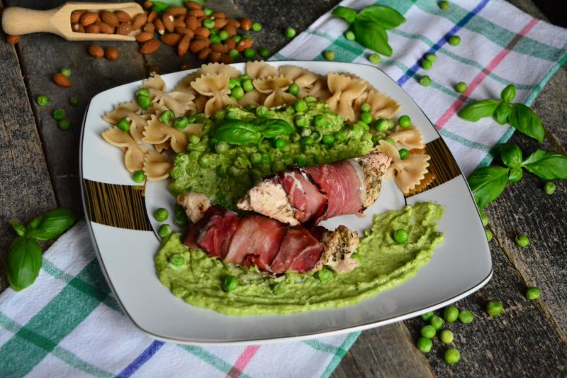 Indyk na zielonej łące  Indyk na zielonej łące