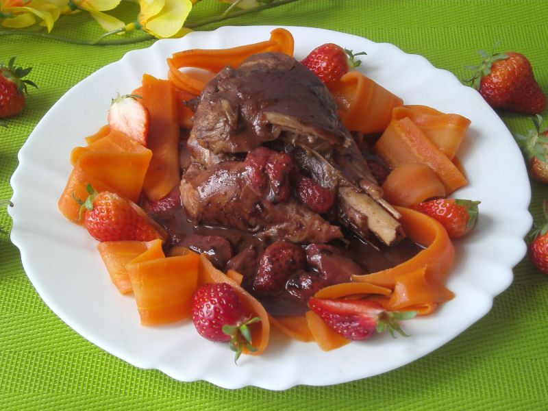 Indyk w czekoladzie z truskawkami i marchewką