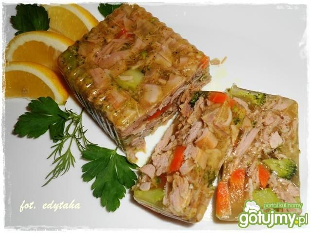 Indyk w galarecie z brokułem i marchewk