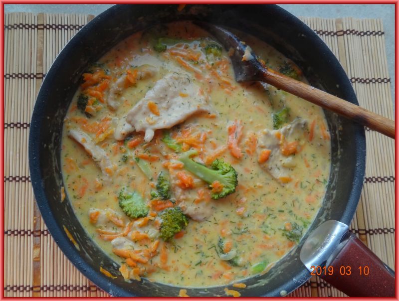 Indyk w sosie marchewkowo-brokułowym