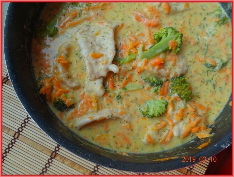 Indyk w sosie marchewkowo-brokułowym