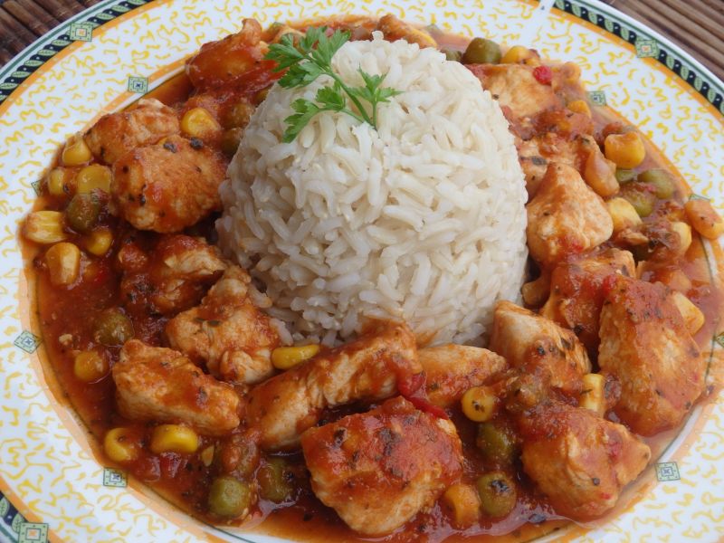 Indyk w sosie pomidorowym z warzywami