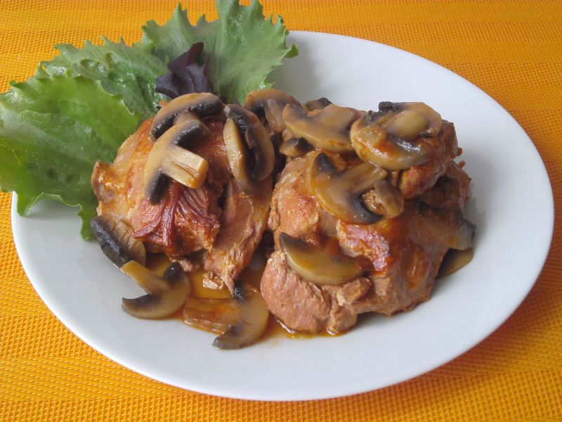 Indyk w sosie własnym z pieczarkami 