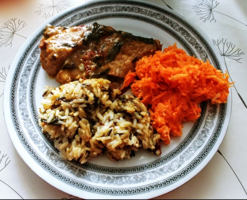 Indyk w sosie ze szpinakiem i suszonymi pomidorami Indyk w sosie ze szpinakiem i suszonymi pomidorami