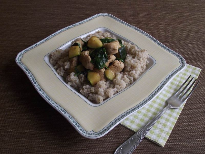 Indyk z cukinią i szpinakiem w towarzystwie kaszy 