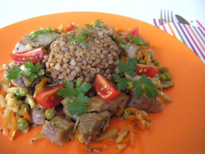 Indyk z kaszą gryczaną i warzywami