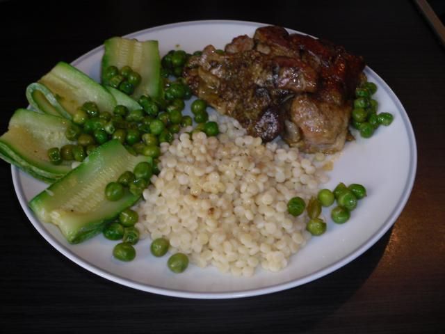 Indyk z makaronem kuskus.