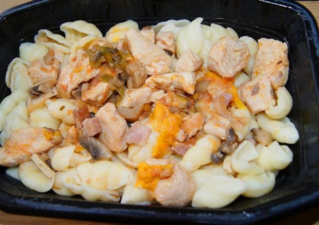 Indyk  z pieczarkami i brzoskwinią.