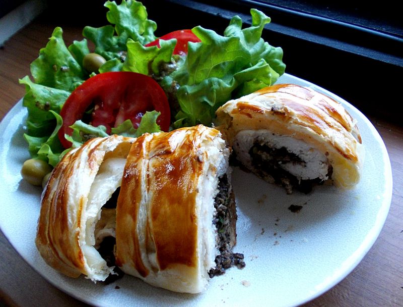 Indyk z tapenadą w cieście francuskim