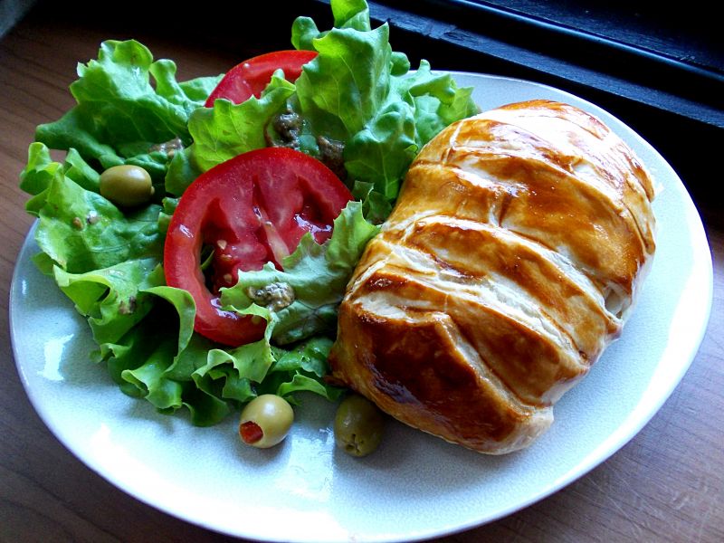 Indyk z tapenadą w cieście francuskim