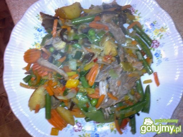 Indyk z warzywami z patelni