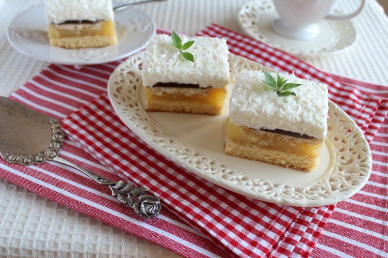 Jabłecznik na biszkopcie z bitą śmietaną Jabłecznik na biszkopcie z bitą śmietaną