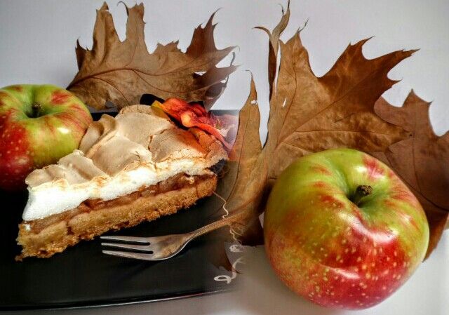 Jabłecznik na kruchym cieśbie z bezą