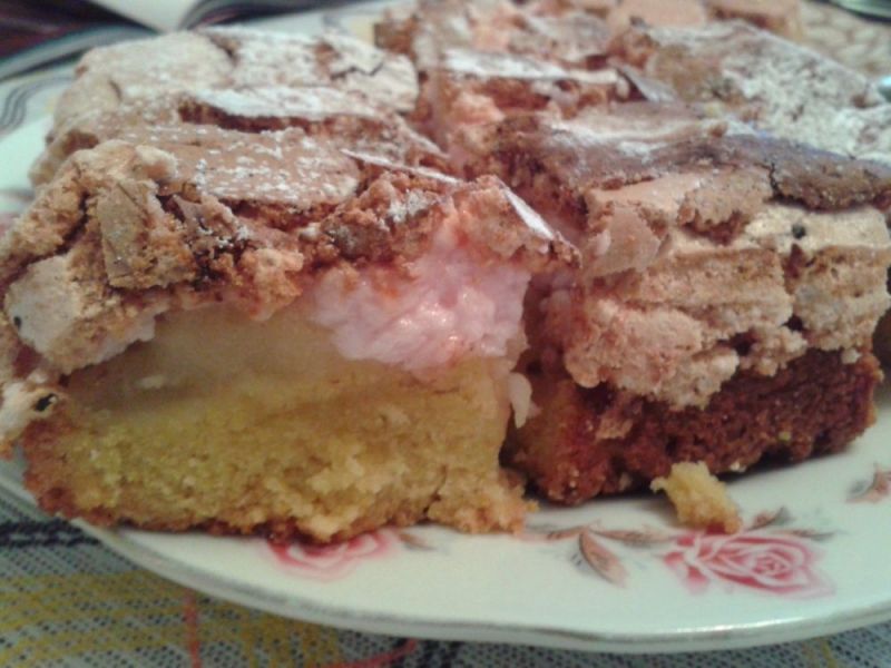 Jabłecznik pod bezową pierzynką 