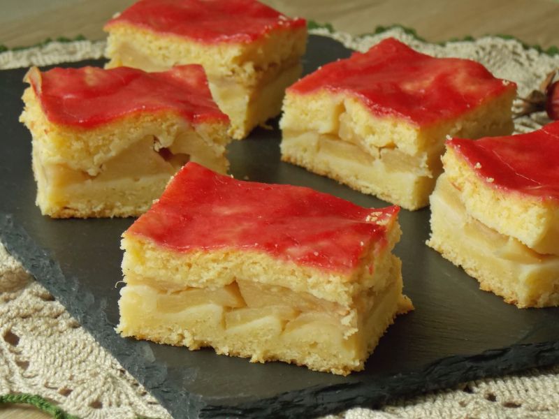 Jabłecznik w cieście twarogowym z polewą malinową