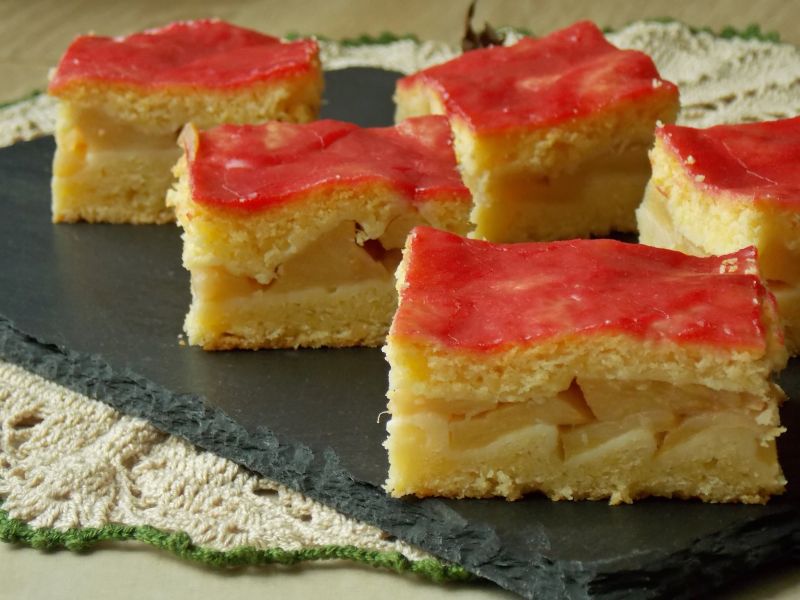 Jabłecznik w cieście twarogowym z polewą malinową