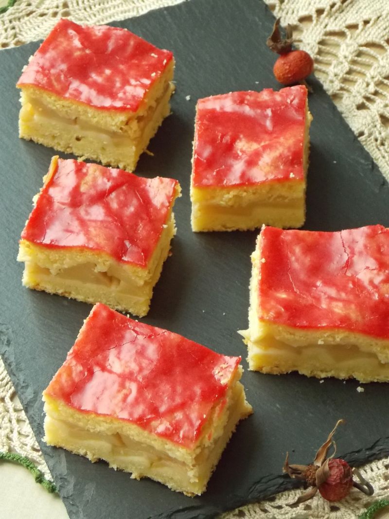 Jabłecznik w cieście twarogowym z polewą malinową