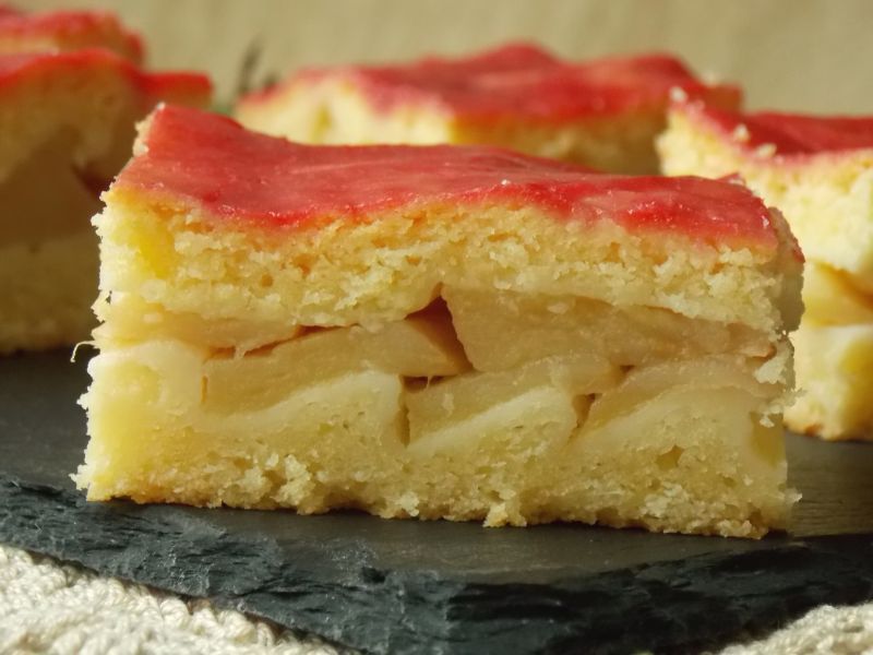 Jabłecznik w cieście twarogowym z polewą malinową