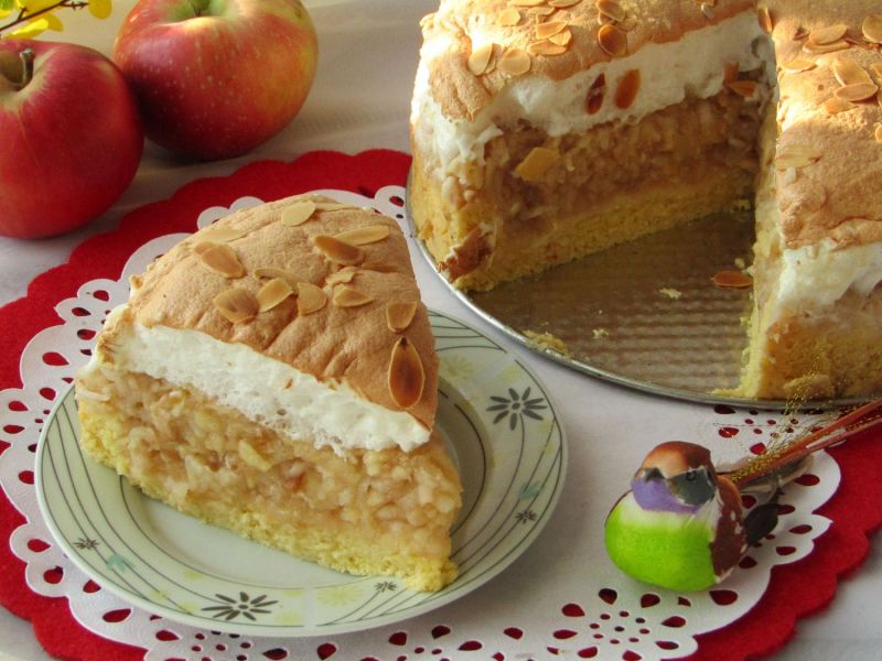 Jabłecznik z bezą i migdałami Jabłecznik z bezą i migdałami