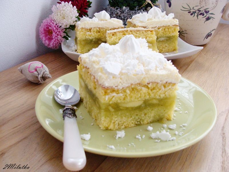 Jabłecznik z białą czekoladą i bezikami