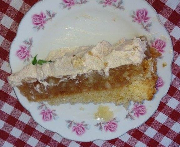 Jabłecznik z bitą śmietaną i cynamonem