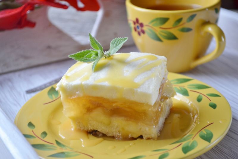 Jabłecznik z budyniem i ajerkoniakiem