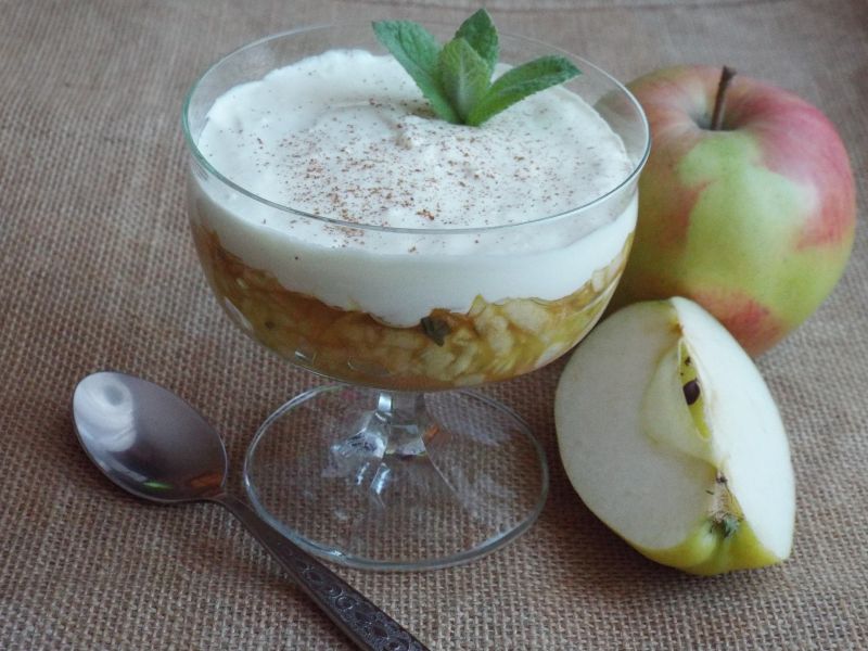 Jabłecznik z miętą i pianką w pucharkach Jabłecznik z miętą i pianką w pucharkach